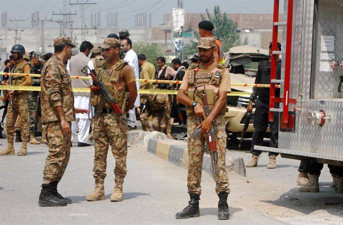 Efectivos militares en Peshawar, Pakistán, tras un atentado
