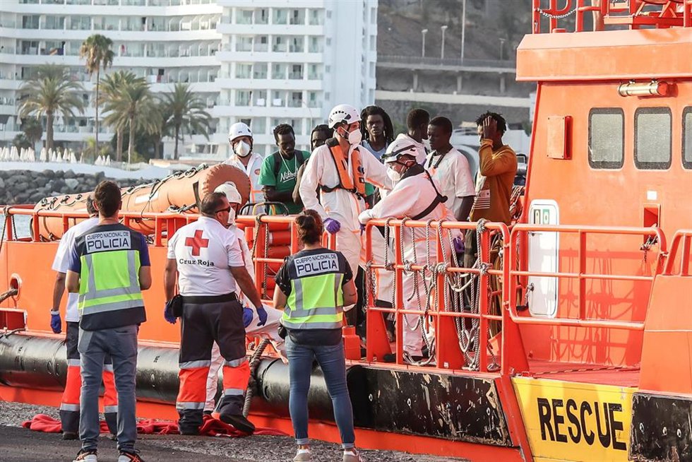 Archivo - Un barco de Salvamento Marítimo con 200 migrantes llega al Muelle de Arguineguín, a 10 de julio de 2023, en Gran Canaria, Las Palmas, Canarias (España).