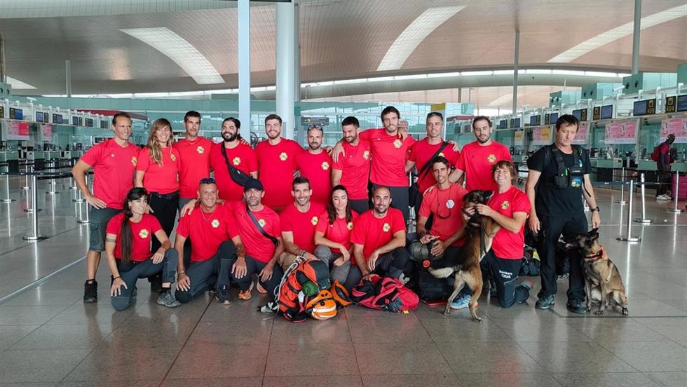 Las 19 personas antes de partir, en el Aeropuerto
