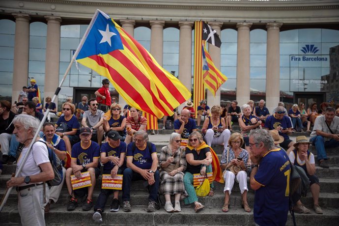 Manifestants independentitas esperen en la plaa Espanya de Barcelona a l'inici de l'acte de l'ANC per la Diada sota el lema 'Via fora'