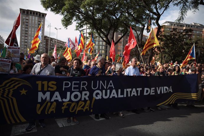 Varias personas con una pancarta durante una manifestación convocada por la ACN con motivo de la Diada 2023, a 11 de septiembre de 2023, en Barcelona, Catalunya (España).  Bajo el lema 'Via fora' --un grito de alarma en la Catalunya medieval-- la manife
