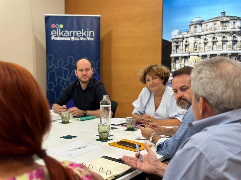 Pilar Garrido, Iñigo Martínez y Joserra Becerra, durante la  primera mesa política de Elkarrekin