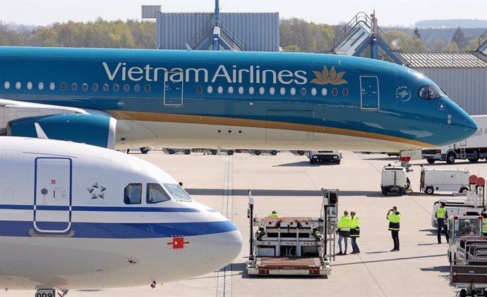 Archivo - 23 April 2020, Mecklenburg-West Pomerania, Laage: An Airbus A350-900 of Vietnam Airlines lands at Rostock-Laage Airport with 1.5 million breathing masks from Vietnam on board. Photo: Bernd Wüstneck/dpa-Zentralbild/dpa