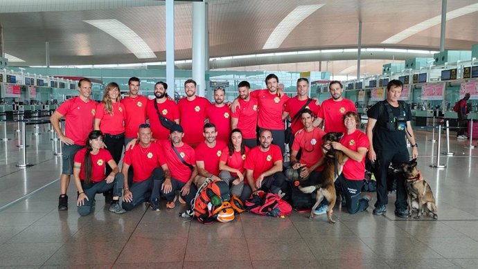 19 personas junto a 2 perros adiestrados parten del Aeropuerto de Barcelona (Catalunya, Espanya) el 11 de septiembre de 2023 en un avión facilitado por Vueling para ayudar in situ al país tras el terremoto