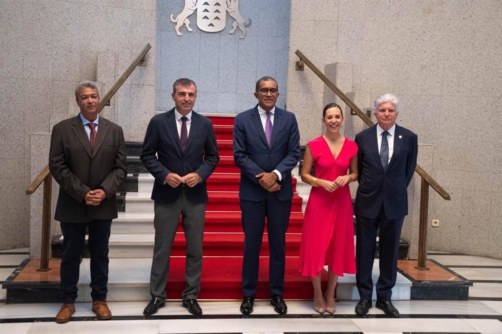 El vicepresidente y consejero de Economía, Industria, Comercio y Autónomos del Gobierno de Canarias, Manuel Domínguez, y la consejera de Turismo y Empleo, Jéssica de León, con el Ministro de Turismo y Transportes de Cabo Verde