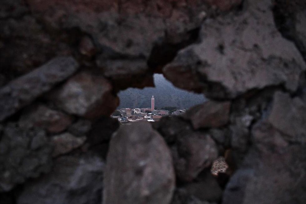 Vista al fondo del minarete de la mezquita del pueblo afectado por el terremoto, a 10 de septiembre de 2023, en Moulay Brahim, provincia de Al Haouz (Marruecos).
