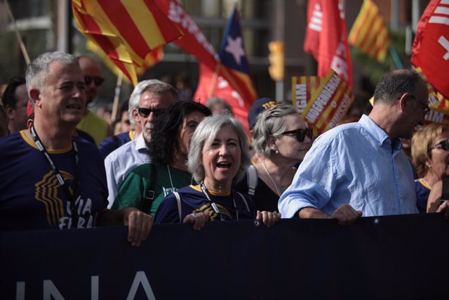 Diverses persones participen en una manifestació convocada per l'ACN amb motiu de la Diada 2023, a 11 de setembre de 2023, a Barcelona, Catalunya (Espanya).  Sota el lema 'Via fora' --un crit d'alarma en la Catalunya medieval-- la manifestació arran