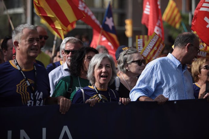 Diverses persones participen en una manifestació convocada per l'ACN amb motiu de la Diada 2023, a 11 de setembre de 2023, a Barcelona, Catalunya (Espanya).  Sota el lema 'Via fora' --un crit d'alarma en la Catalunya medieval-- la manifestació arran