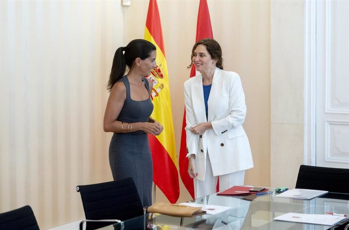 La portavoz de Vox en la Asamblea de Madrid, Rocío Monasterio (i) y la presidenta de la Comunidad de Madrid, Isabel Díaz Ayuso (d), a su llegada a una reunión, en la Real Casa de Correos, a 11 de septiembre de 2023, en Madrid (España). La presidenta de 