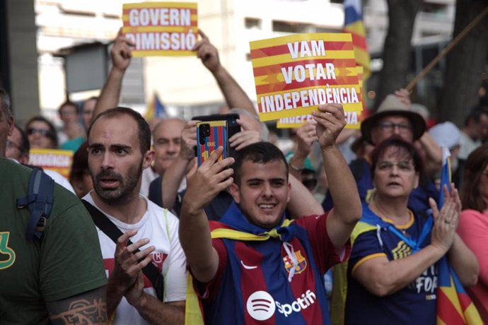 Varias personas participan en una manifestación convocada por la ACN con motivo de la Diada 2023, a 11 de septiembre de 2023, en Barcelona, Catalunya (España).  Bajo el lema 'Via fora' --un grito de alarma en la Catalunya medieval-- la manifestación arr