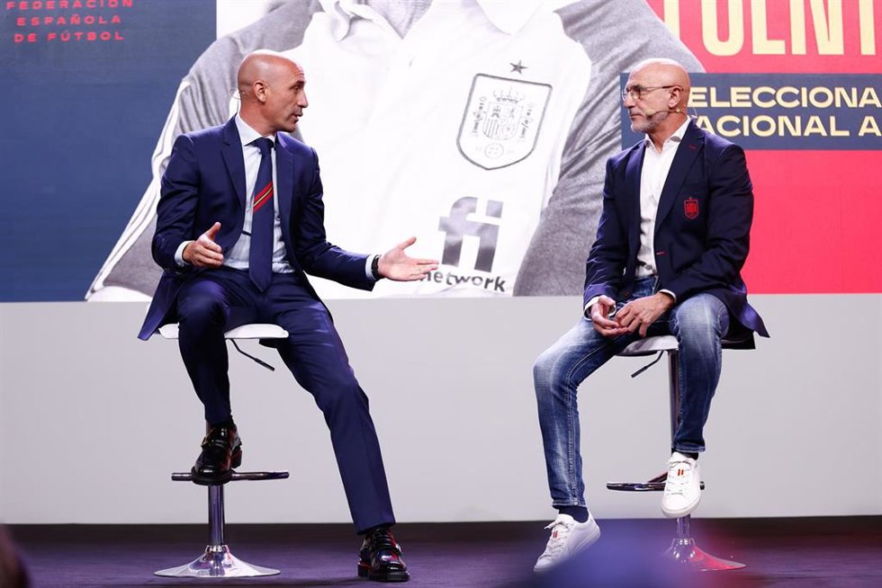 Archivo - Luis de la Fuente junto a Luis Rubiales el día de su presentación como nuevo seleccionador nacional Absoluto