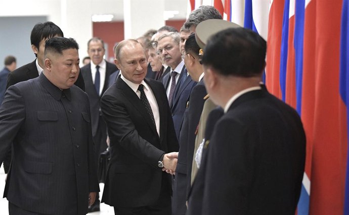 Archivo - April 25, 2019 - Moscow, Russia - Russian President Vladimir Putin, center, greets members of the North Korean delegation before the start of his bilateral meeting with North Korean leader Kim Jong Un, left, April 25, 2019 in Vladivostok, Russ