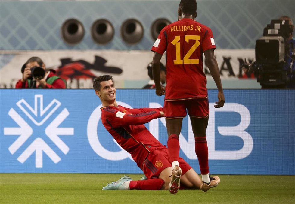 Archivo - Alvaro Morata celebra un gol con Nico Williams durante el Mundial de Catar