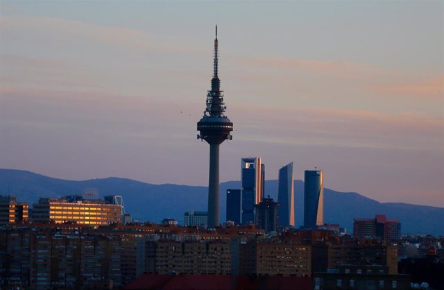 Archivo - Vistas de las Cuatro Torres de Madrid y de Torrespaña, conocida como 'Pirulí' desde el Cerro del Tío Pío, el día que da comienzo el verano 2022, a 21 de junio de 2022, en Madrid (España).