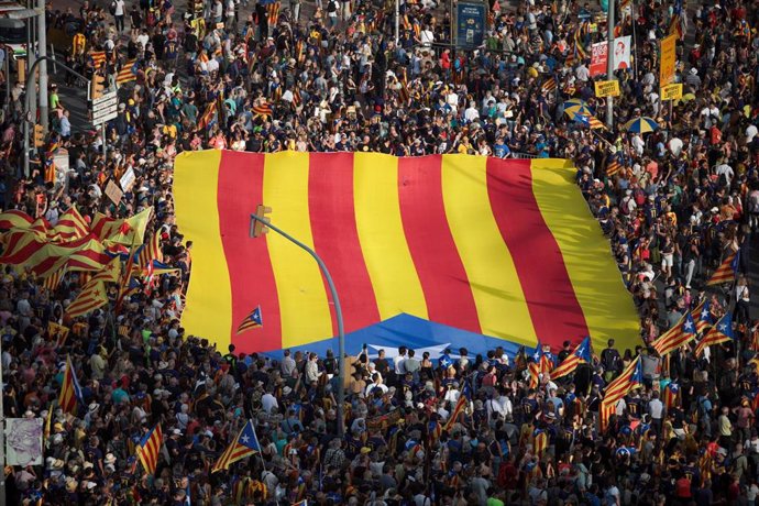 Una bandera gigante de la estelada durante una manifestación convocada por la ACN con motivo de la Diada 2023, a 11 de septiembre de 2023, en Barcelona, Catalunya (España).  Bajo el lema 'Via fora' --un grito de alarma en la Catalunya medieval-- la mani