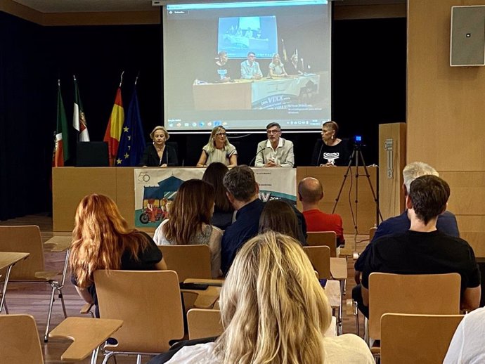 Autoridades en la inauguración en Cáceres del curso 'El mundo en la encrucijada: paz y prevención de conflictos: perspectivas buddhistas'