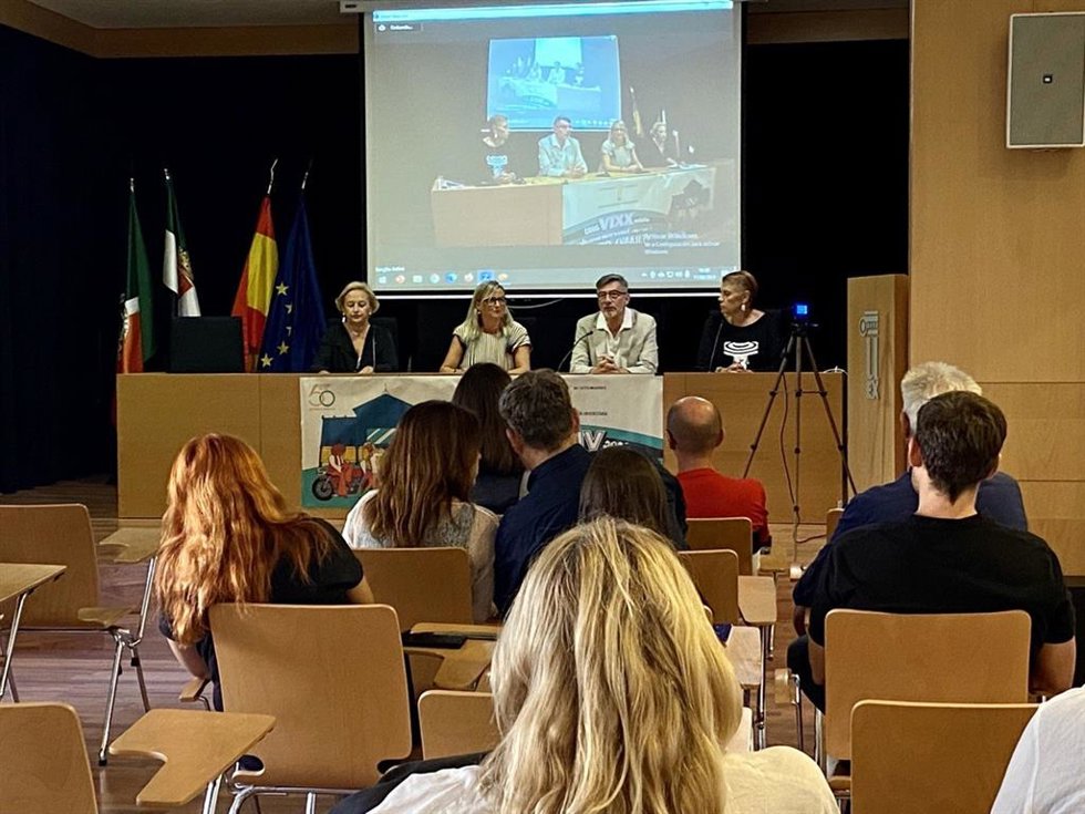 Autoridades en la inauguración en Cáceres del curso 'El mundo en la encrucijada: paz y prevención de conflictos: perspectivas buddhistas'