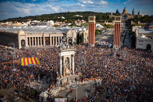 Vista de la plaça d'Espanya de Barcelona durant una manifestació convocada per l'ACN amb motiu de la Diada 2023, a 11 de setembre de 2023, a Barcelona, Catalunya (Espanya).  Sota el lema 'Via fora' --un crit d'alarma en la Catalunya medieval-- la 