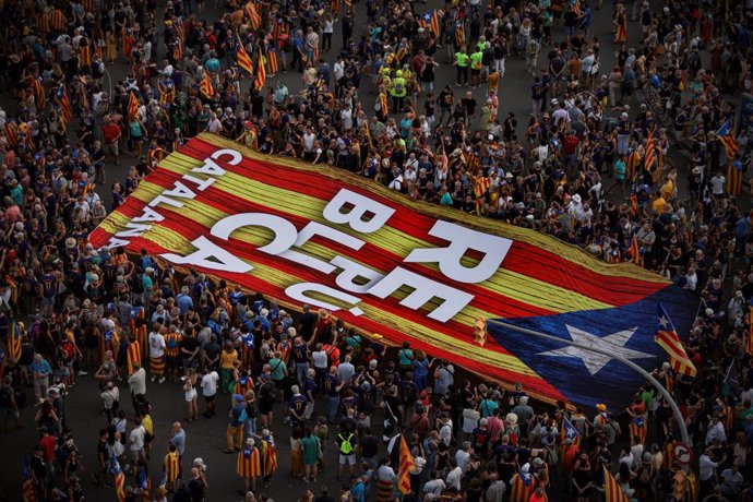 Una bandera geganta de l'estelada durant una manifestació convocada per l'ACN amb motiu de la Diada 2023, a 11 de setembre de 2023, a Barcelona, Catalunya (Espanya).  Sota el lema 'Via fora' --un crit d'alarma en la Catalunya medieval-- la manife