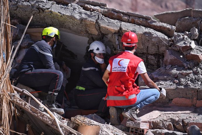 Militares marroquíes y Cruz Roja de Marruecos participan en el rescate de un hombre, a 11 de septiembre de 2023, en Talat N'yakoub, provincia de Al Haouz, región  de Marrakech-Safi (Marruecos). El terremoto de magnitud 6,8 en la escala abierta de Richter 