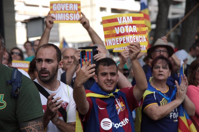 Diverses persones participen en una manifestació convocada per l'ACN amb motiu de la Diada 2023, a 11 de setembre de 2023, a Barcelona, Catalunya (Espanya).  Sota el lema 'Via fora' --un crit d'alarma en la Catalunya medieval-- la manifestació arran