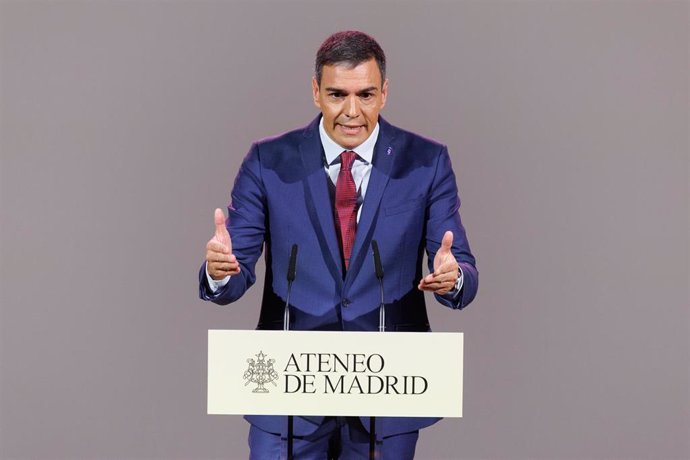 El presidente del Gobierno en funciones y secretario general del PSOE, Pedro Sánchez, interviene durante un encuentro en el Ateneo de Madrid, a 4 de septiembre de 2023, en Madrid (España). 
