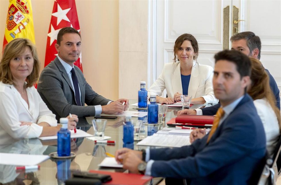 El portavoz del PSOE en la Asamblea de Madrid, Juan Lobato (2i), la presidenta de la Comunidad de Madrid, Isabel Díaz Ayuso (c) y el consejero de Educación, Ciencia y Universidades, Emilio Viciana Duro (1d) y diputados del PSOE, durante una reunión en l