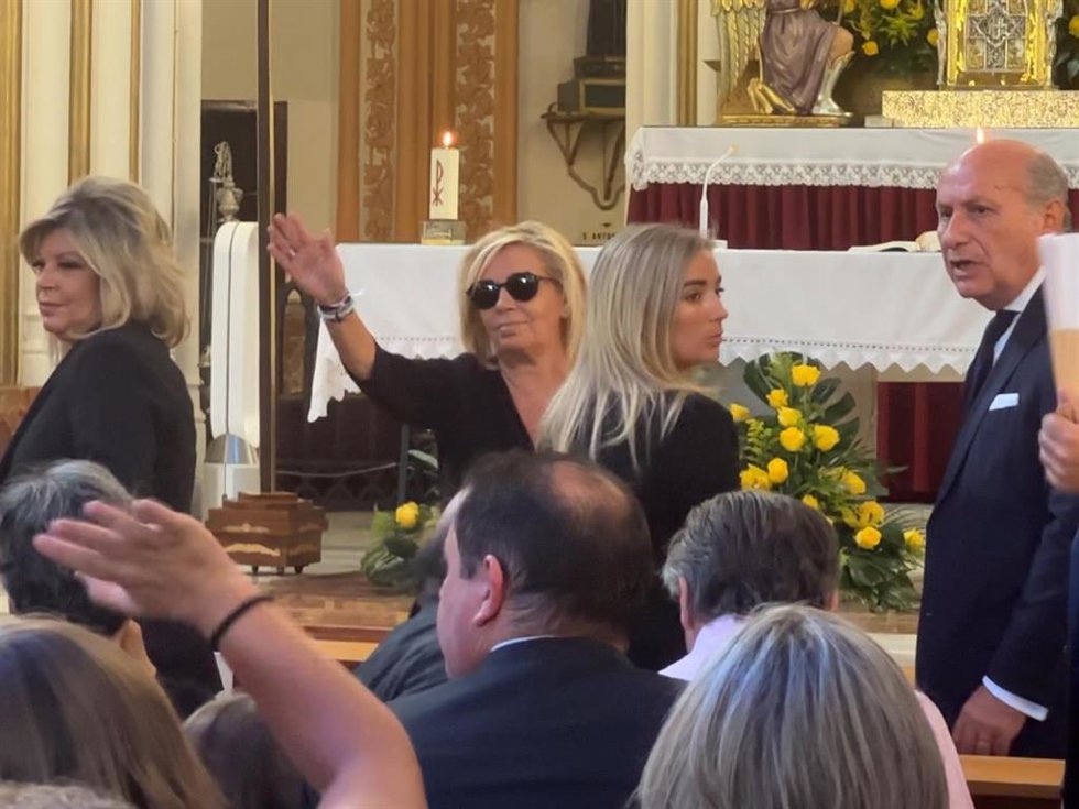 TERELU CAMPOS Y CARMEN BORREGO DESPIDEN A SU MADRE EN MÁLAGA