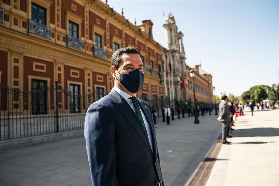 Archivo - El presidente de la Junta de Andalucía, Juanma Moreno, ante el Palacio de San Telmo en una foto de archivo.