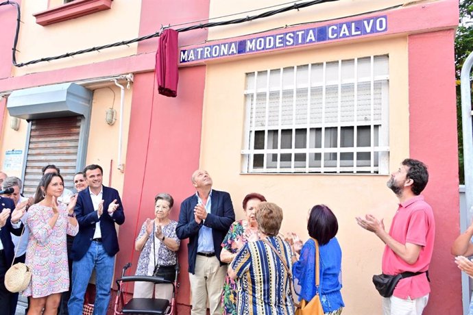 Rotulada la calle Matrona Modesta Calvo en un acto con la Corporación municipal, familiares y amigos
