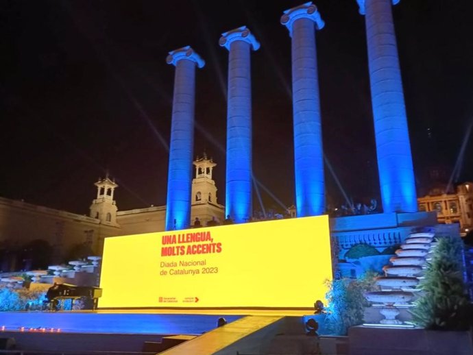 Acto institucional de la Diada del 11 de Setembre bajo el título 'Una llengua, molts accents' en la explanada de las Quatre Columnes de Puig i Cadafach de Montjuc, en Barcelona.