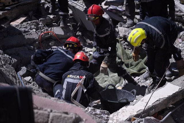 Efectivos de la Unidad Especial de Emergencia y Respuesta Inmediata de la Comunidad de Madrid (ERICAM) participan en el rescate de una mujer, víctima del terremoto de Marruecos