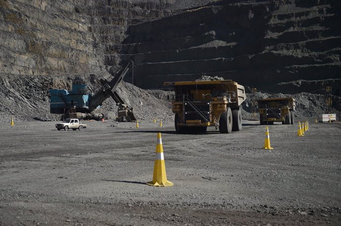 Archivo - GABORONE, May 12, 2023  -- Trucks transport ore at the Jwaneng Mine open pit, which is about 160 km southwest of Gaborone, Botswana, May 11, 2023. Democratic Republic of the Congo (DRC) President Felix Tshisekedi has praised Botswana for its m