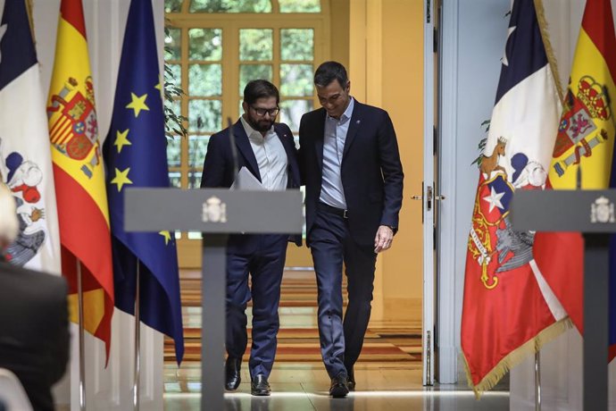 Archivo - El presidente de Chile, Gabriel Boric, junto al presidente del Gobierno en funciones y secretario general del PSOE, Pedro Sánchez