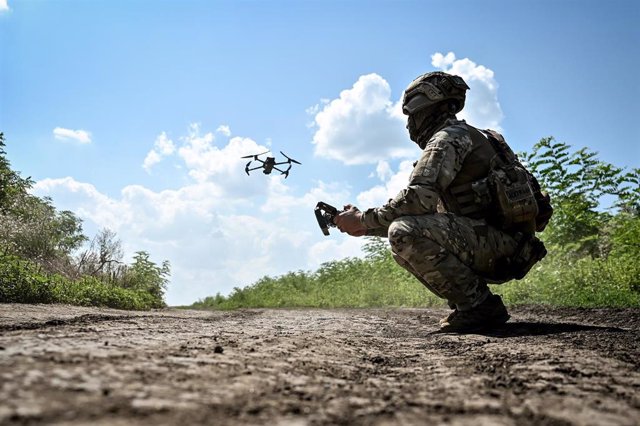 Archivo - Un militar del Ejército de Ucrania operando un dron
