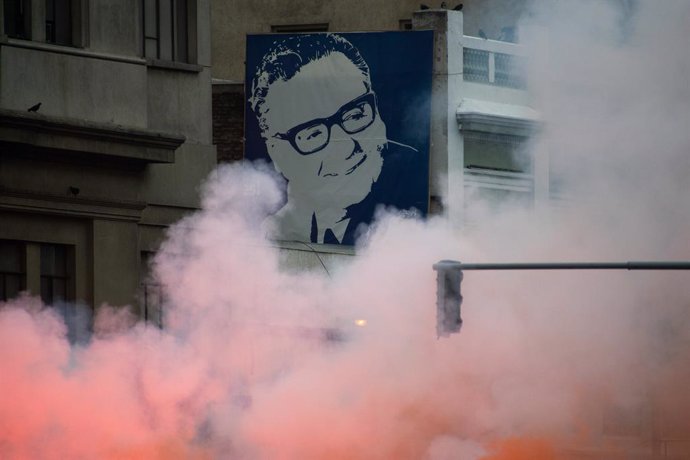 September 10, 2023, Santiago, Metropolitana, Chile: A mural of Savlador Allende is seen amidst the smoke from flares during a march marking the 50th anniversary of the military coup led by Augusto Pinochet that overthrew President Allende, in Santiago, 