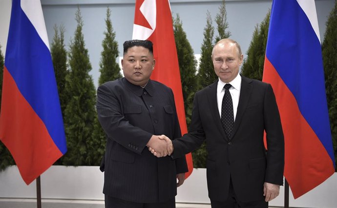 Archivo - April 25, 2019 - Moscow, Russia - Russian President Vladimir Putin, right, shakes hands with North Korean leader Kim Jong Un before the start of their bilateral meeting April 25, 2019 in Vladivostok, Russia. The meeting comes two months after 