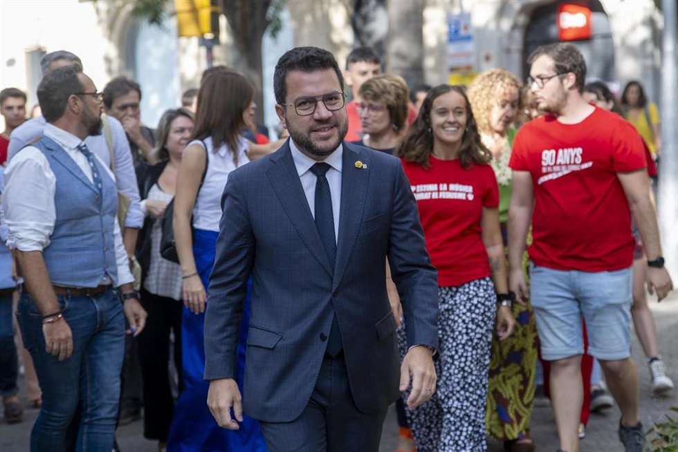 El presidente de la Generalitat, Pere Aragons, durante la tradicional ofrenda floral ante el monumento de Rafael Casanova con motivo de la Diada, Día de Catalunya, a 11 de septiembre de 2023, en Barcelona, Catalunya (España).  