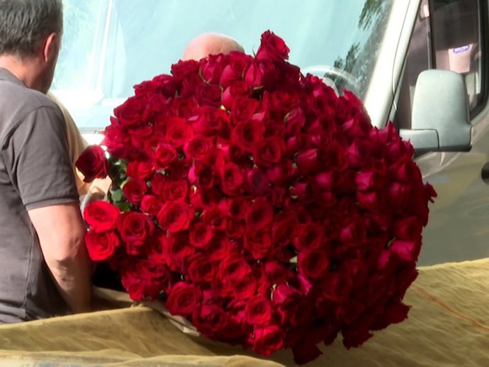 Paloma Cuevas ha recibido un enorme ramo de 500 rosas rojas en su cumpleaños