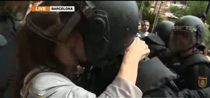 Un policía del 1-O denuncia el beso "repentino y no consentido" de una mujer durante el dispositivo contra el referéndum en 2017