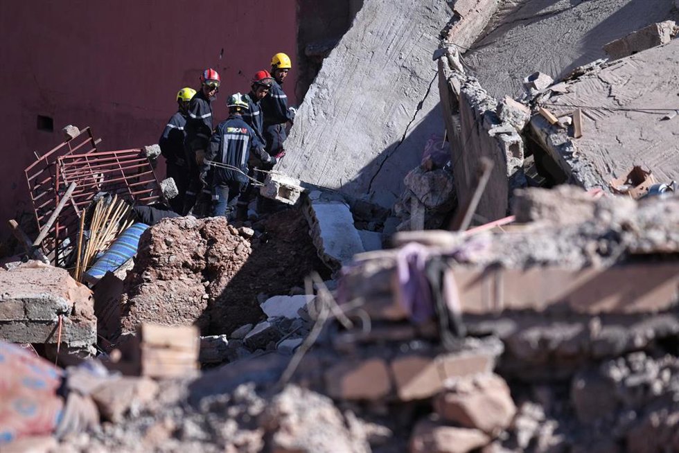 Efectivos de la Unidad Especial de Emergencia y Respuesta Inmediata de la Comunidad de Madrid (ERICAM) participan en el rescate de una mujer, víctima del terremoto de Marruecos, a 11 de septiembre de 2023, en Talat N'yakoub, provincia de Al Haouz, regió