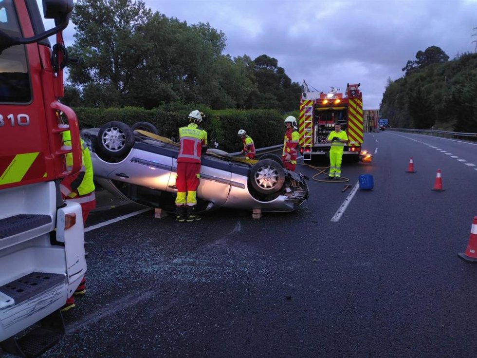 Vuelco de un turismo en la A-8, a la altura de Laredo, con un herido leve