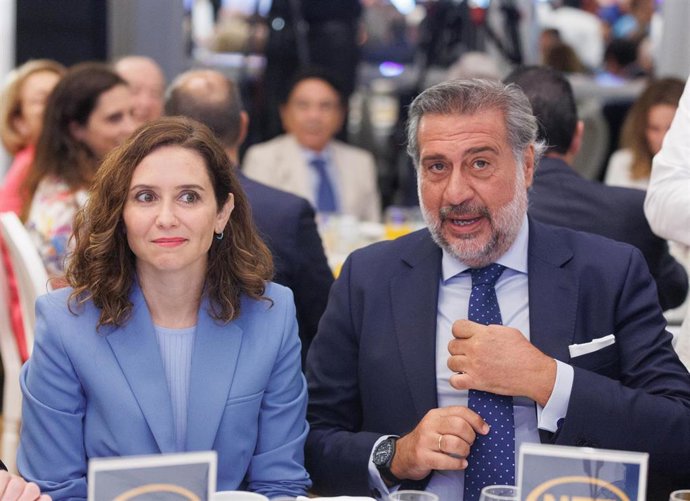La presidenta de la Comunidad de Madrid, Isabel Díaz Ayuso y el presidente de la Cámara Oficial de Comercio, Industria y Servicios de Madrid, Ángel Asensio, durante un desayuno informativo organizado por Nueva Economía Fórum, en Hotel Oriental Mandarin 