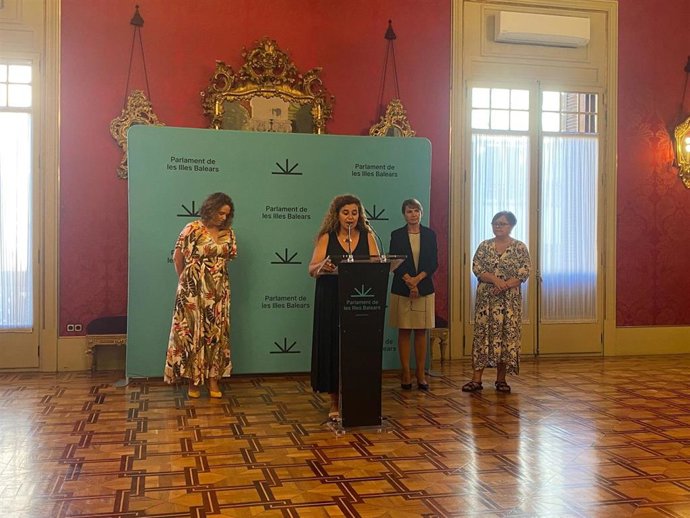 Diputadas del Parlament leen el manifiesto contra la actitud de Rubiales y en apoyo a las jugadoras de la Selección.