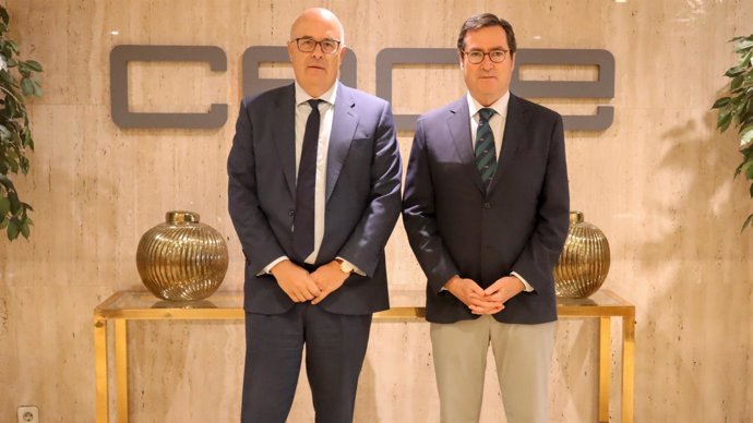 El consejero delegado de Plenoil, José Rodríguez de Arellano, y el presidente de CEOE, Antonio Garamendi.