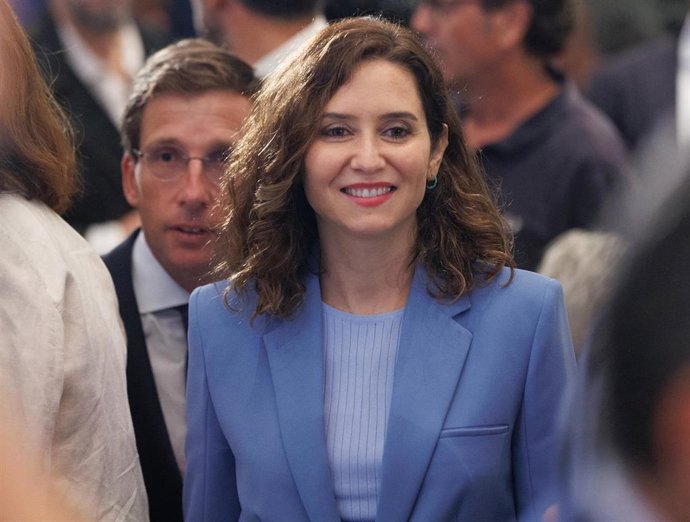 El alcalde de Madrid, José Luis Martínez-Almeida y la presidenta de la Comunidad de Madrid, Isabel Díaz Ayuso, a su llegada a un desayuno informativo 