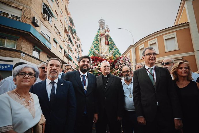 El presidente del Gobierno regional, Fernando López Miras, asiste a la misa de despedida de la Virgen de la Fuensanta y la posterior procesión hasta la iglesia del Carmen