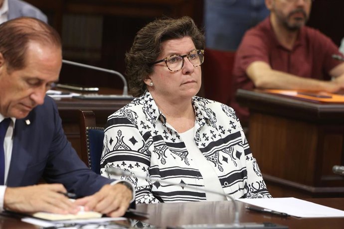 Archivo - La consellera de Asuntos Sociales, Catalina Cirer, durante la sesión de apertura de la XI legislatura del Parlament balear.