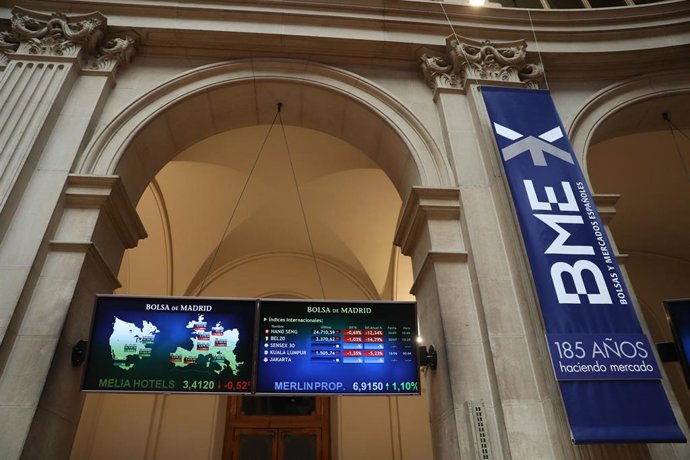 Archivo - Paneles de la Bolsa de Madrid (España).