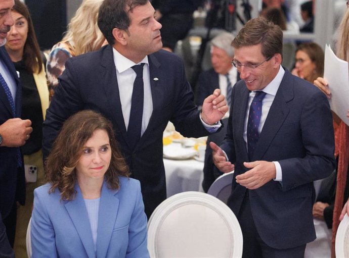 La presidenta de la Comunidad de Madrid, Isabel Díaz Ayuso y el alcalde de Madrid, José Luis Martínez-Almeida (d), a su llegada a un desayuno informativo organizado por Nueva Economía Fórum